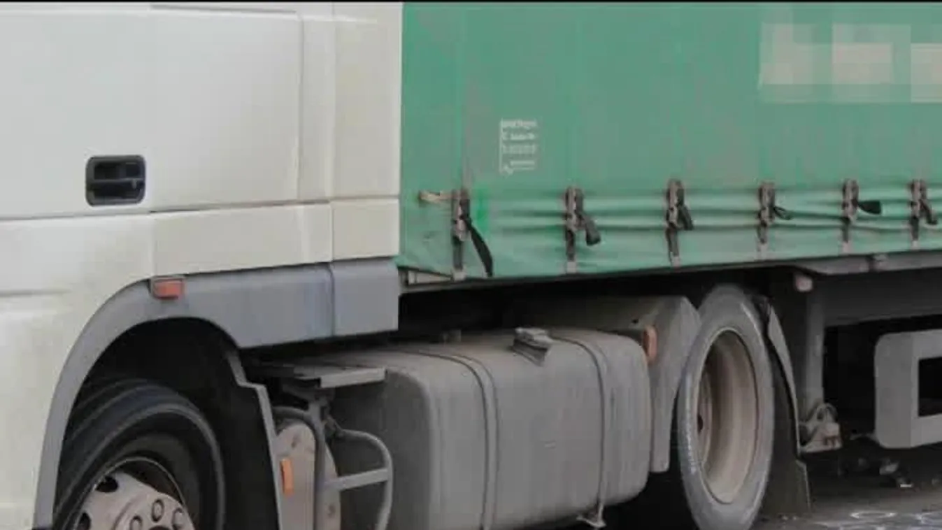 90 millió forintnyi hamis ruhát találtak egy kamionban