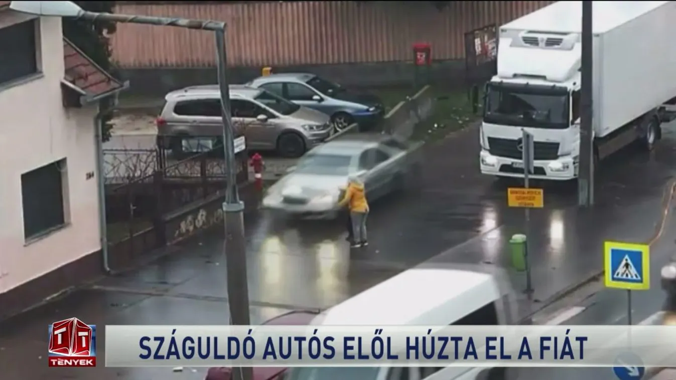 Száguldó autós elől húzta el a fiát