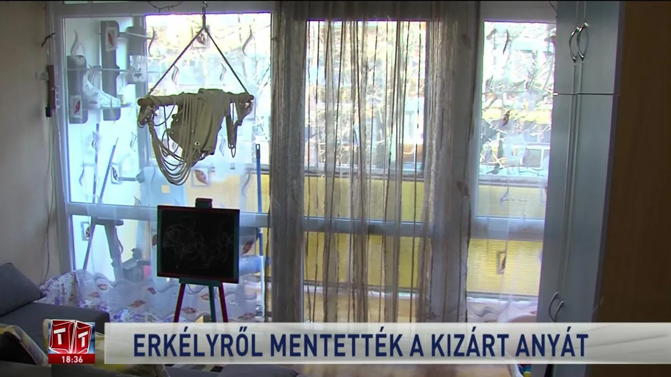 Erkélyről mentették a kizárt anyát