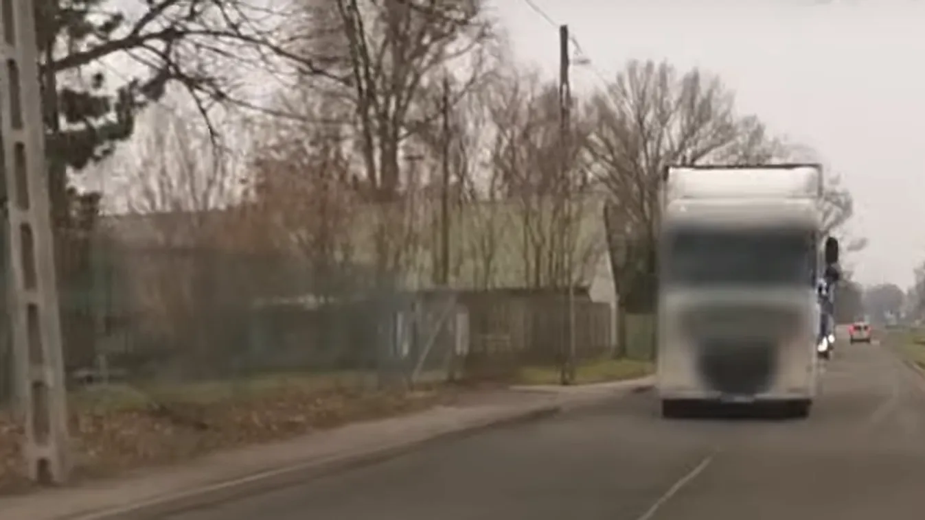 Bosszút akart állni, ezért leszorította a kocsit a kamionos - videó