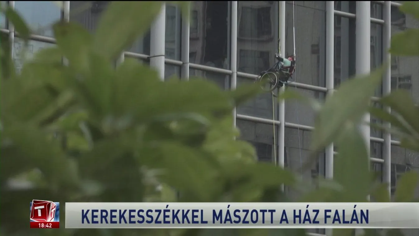 Kerekesszékkel mászott a ház falán