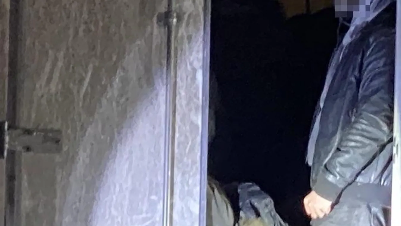 Zsúfolásig tömte migránsokkal a teherautóját egy magyar sofőr - FOTÓK