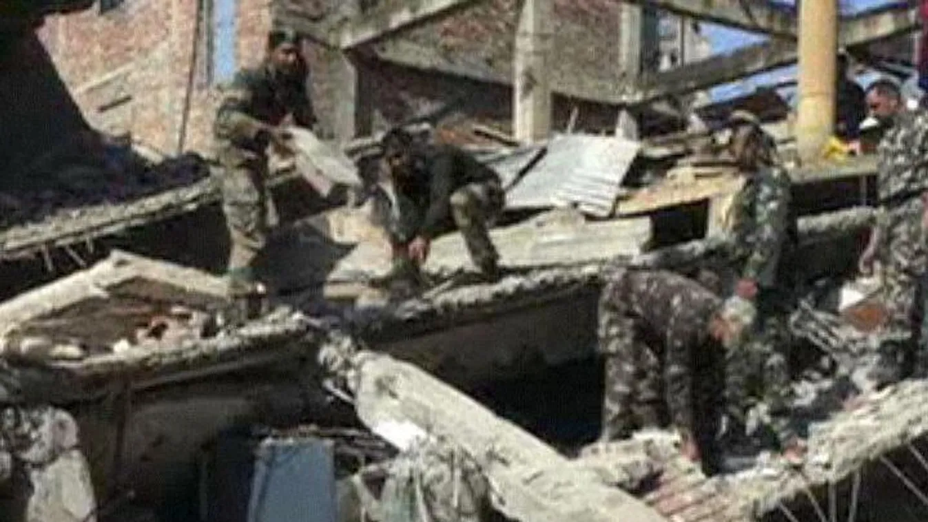 Több embert is maga alá temetett a kidőlt fal - VIDEÓ