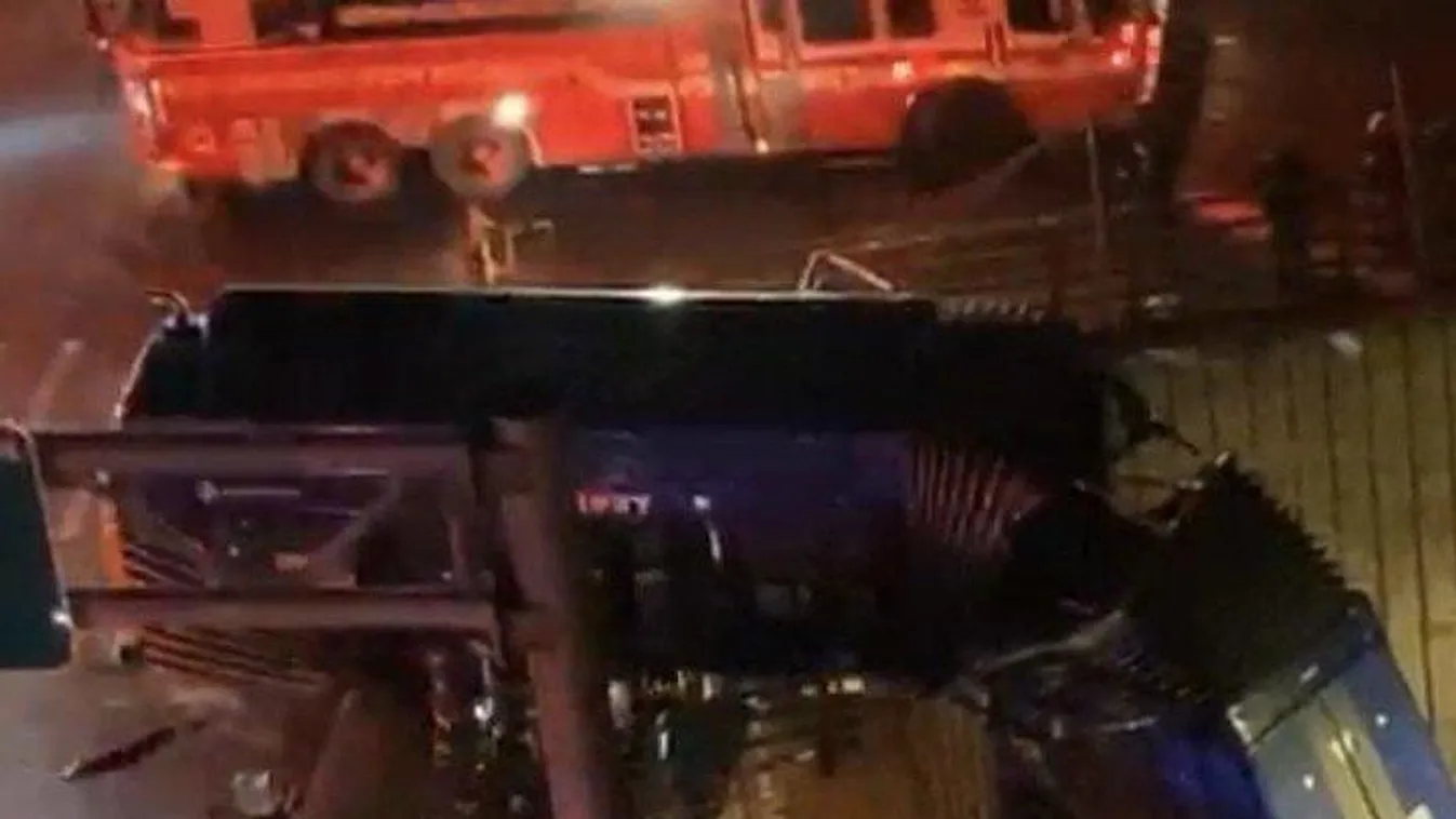 Felüljáróról félig lelógó buszt filmeztek le New York-ban - VIDEÓ