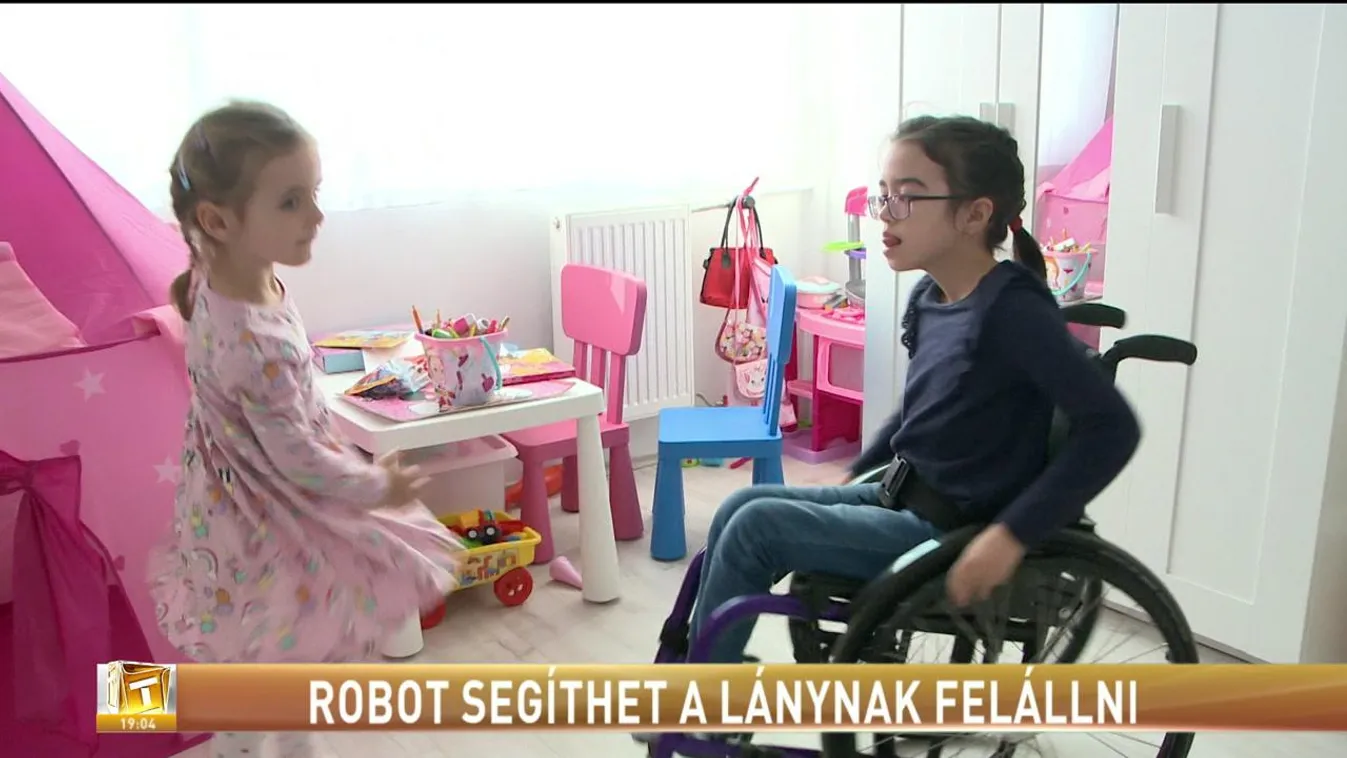 Robot segíthet a lánynak felállni