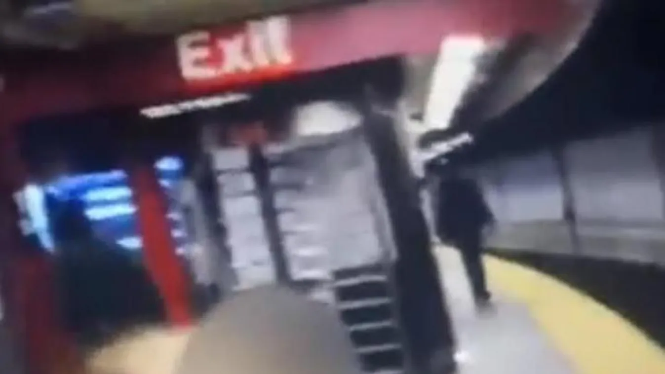 Sokkoló: egy meztelen őrült metrósínre lökött egy férfit, majd meghalt - VIDEÓ
