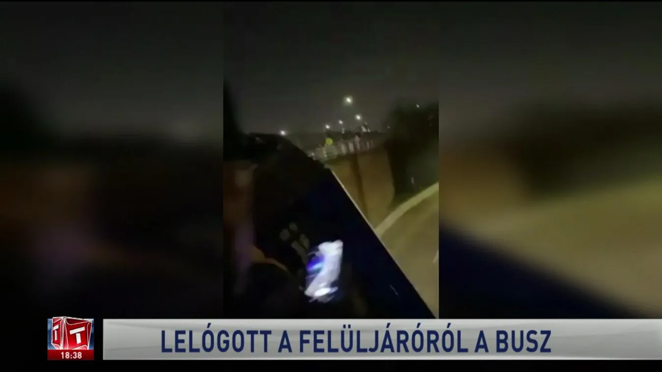 Lelógott a felüljáróról a busz