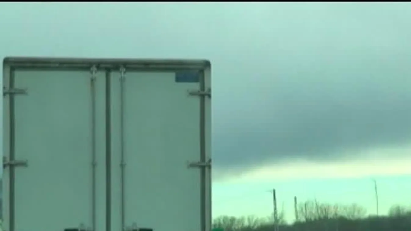 Hatvannyolc migránst találtak egy kamionban