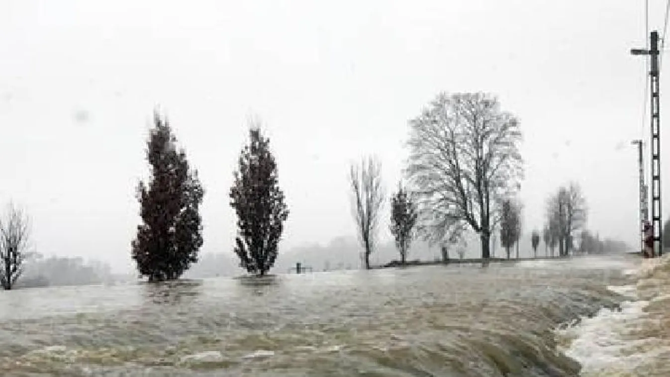 Árad a Tisza és a Sajó, nem járnak a kompok egyes szakaszokon