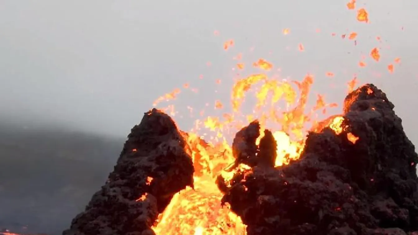 Hihetetlenül látványos és közeli videón rögzítették az izlandi vulkánkitörést - videó