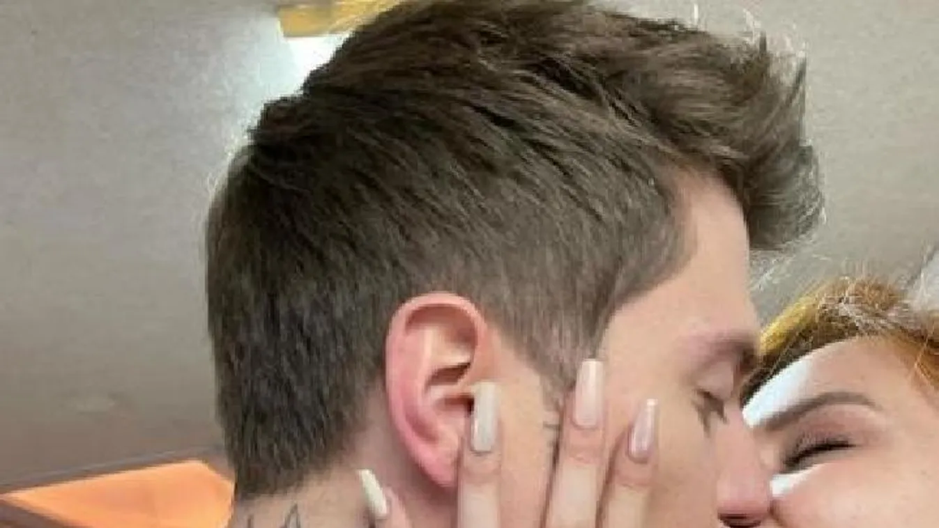 Megkérték a híres énekesnő kezét - Fotó