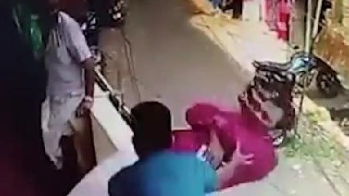 Elájult, majd kizuhant az erkélyről egy férfi - Videó