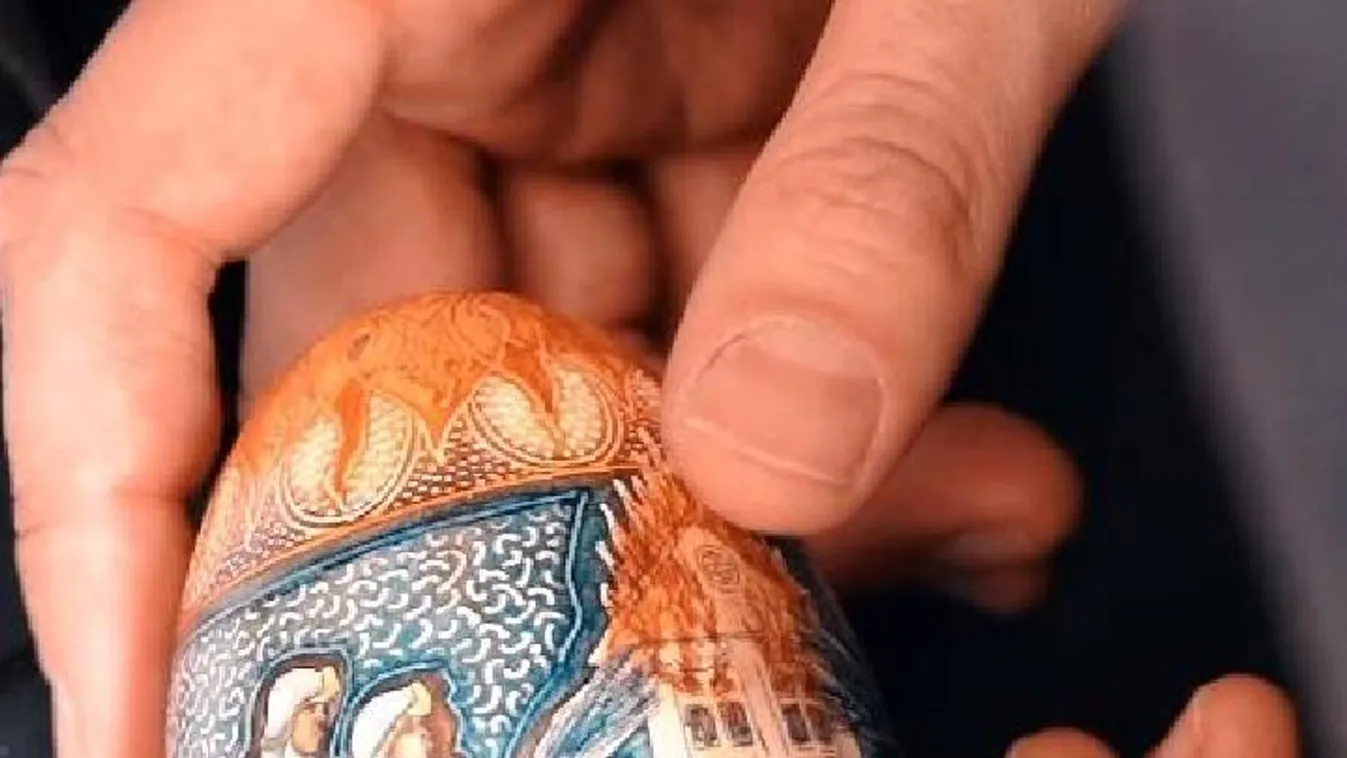 Különleges hímes tojást kaptak a tűzoltók - Videó