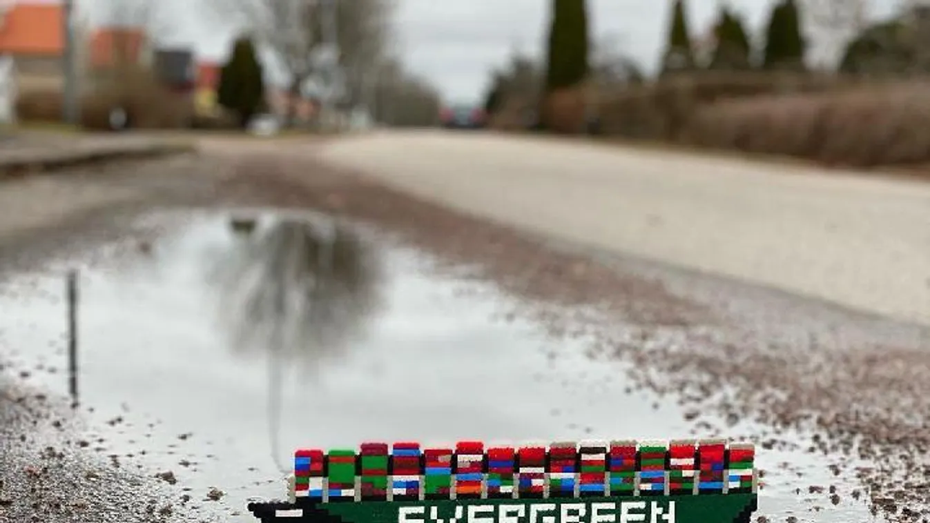 Hiába mehetne, az Ever Given nem tudja elhagyni a Szuezi-csatornát