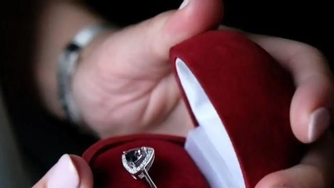 A lánykérést kellett volna megörökítenie a fotósnak, ám helyette óriásit esett és lemaradt róla - Videó