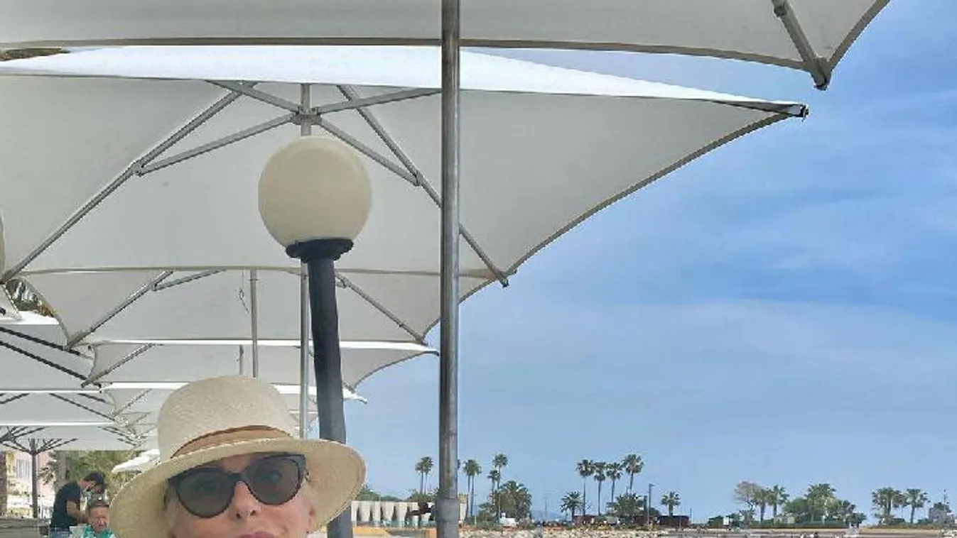 Pataki Ági üres tengerparton nyaral