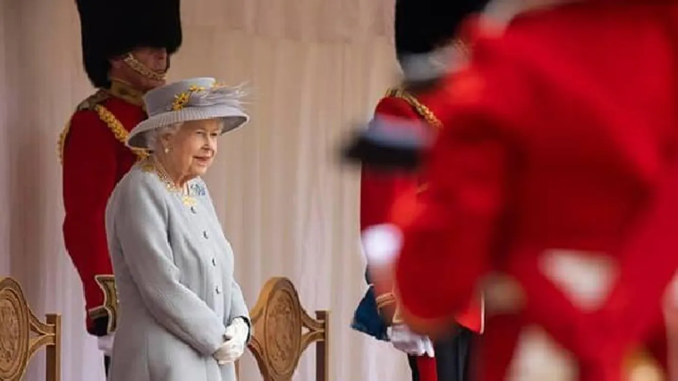 Férje halála után ismét ünnepel II. Erzsébet királynő
