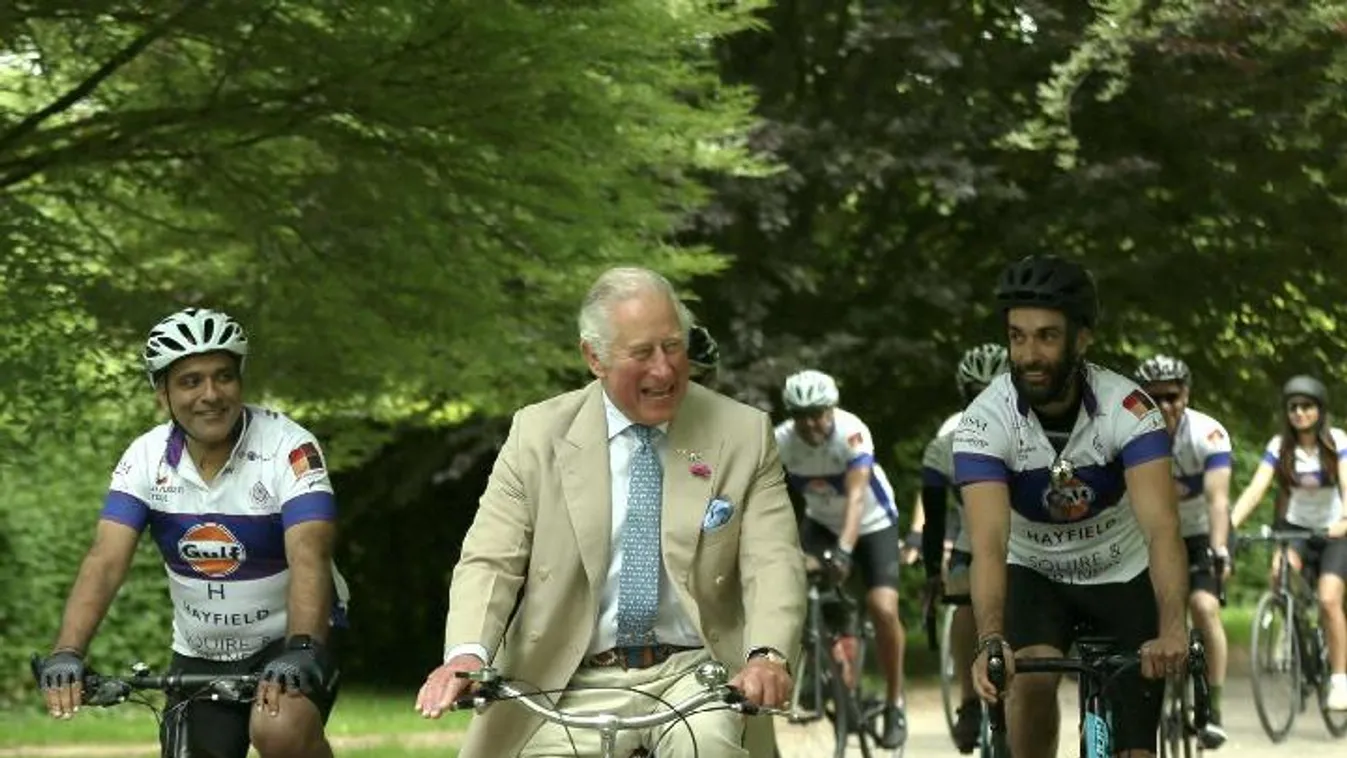Nagyon próbálja magát megkedveltetni Károly herceg, így még biztos nem láttad - Fotók