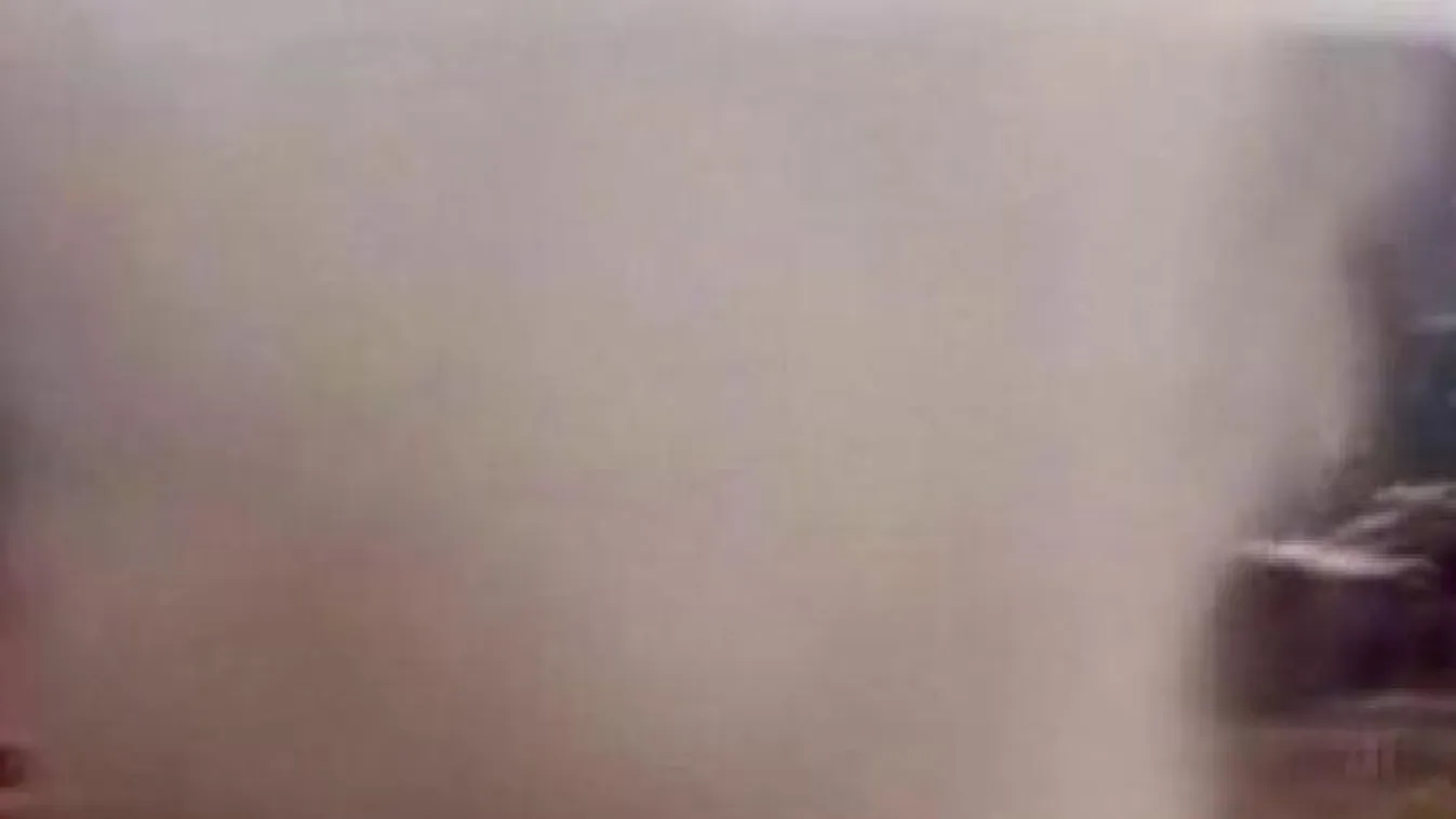 Hatalmas forgószél csapott le a pályára egy focimeccs közben - Videó