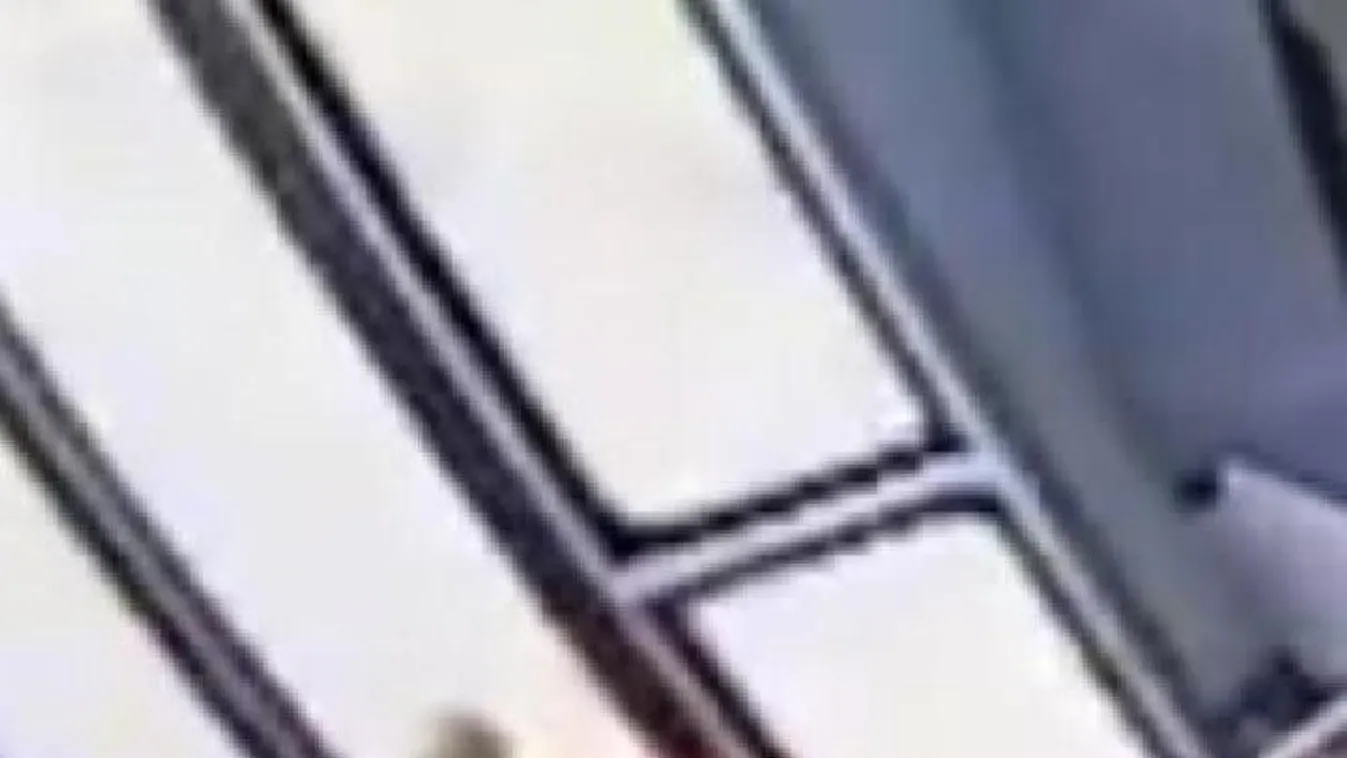 Odacsukta a kislányt a figyelmetlen sofőr, majd métereken át húzta a busz után - Videó