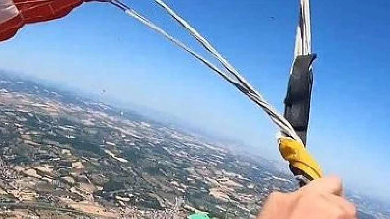 Életveszélyes helyzetet élt át zuhanás közben egy ejtőernyős, mindent felvett - Videó