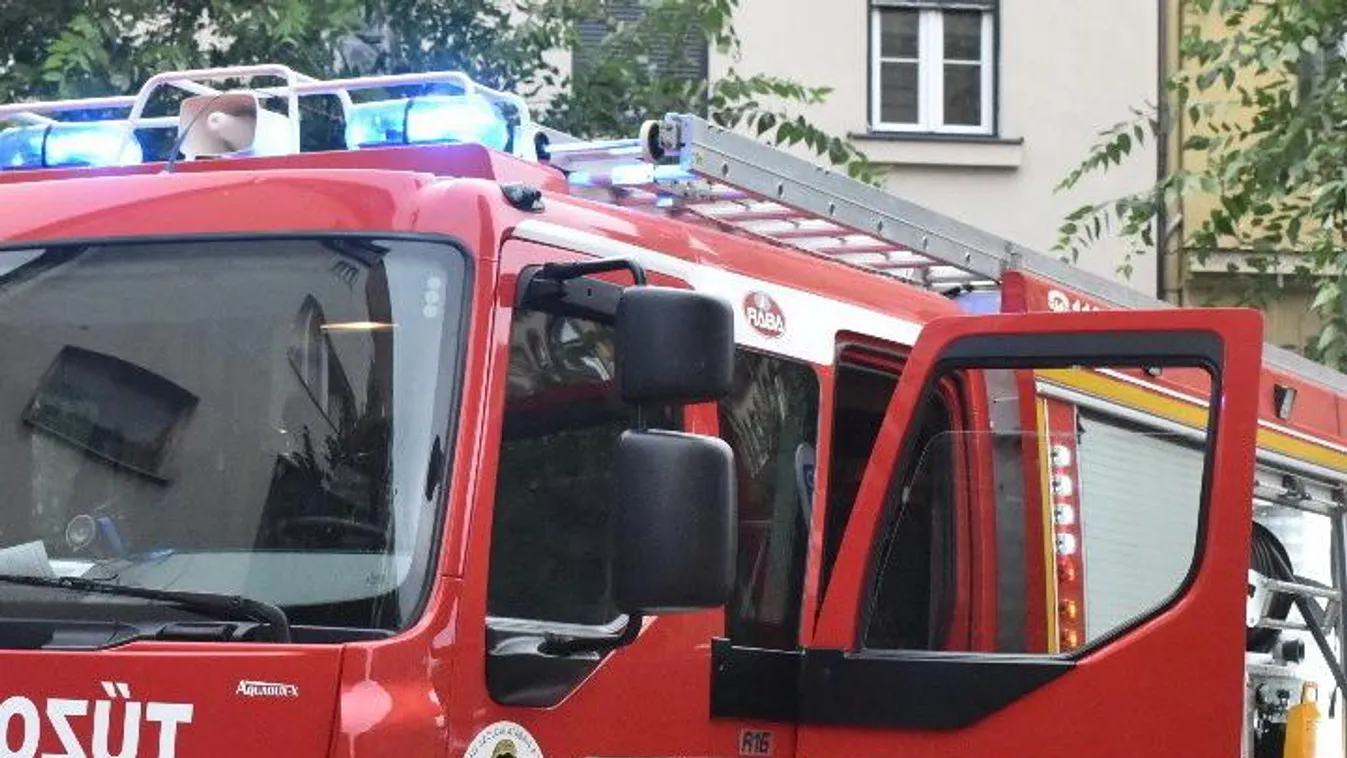 Szombathelyen kigyulladt egy autó, egy gyermek is utazott benne