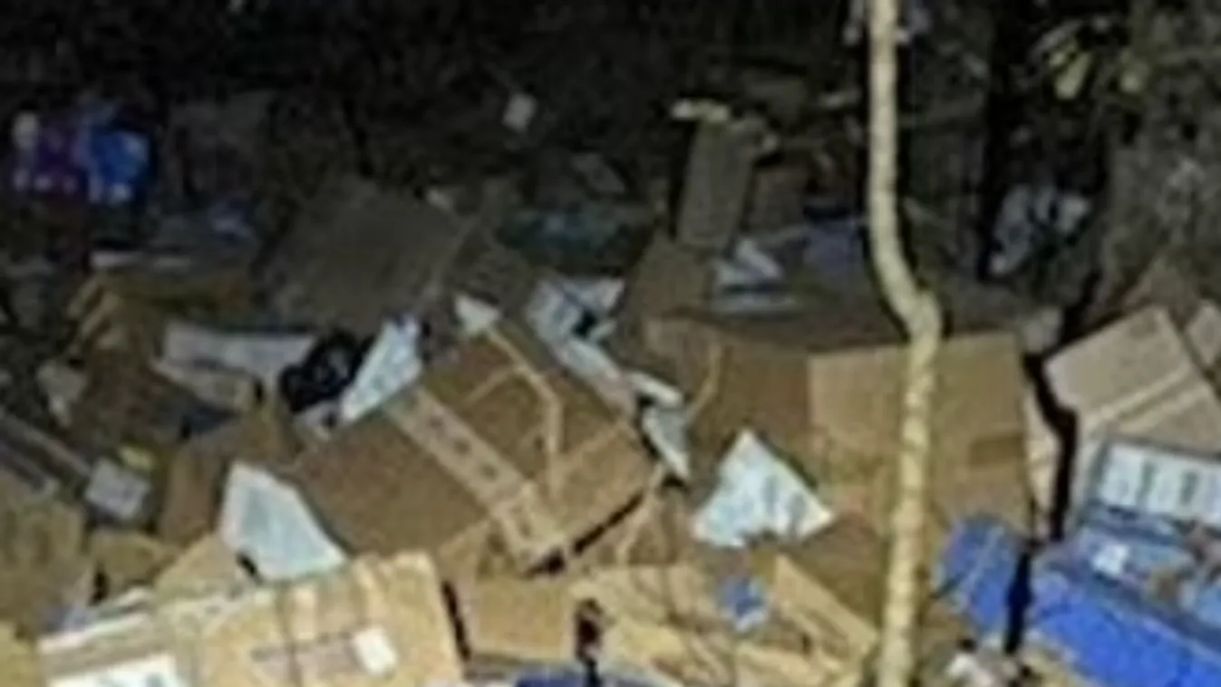 Kiszállítás helyett egy szakadékba dobták a csomagokat