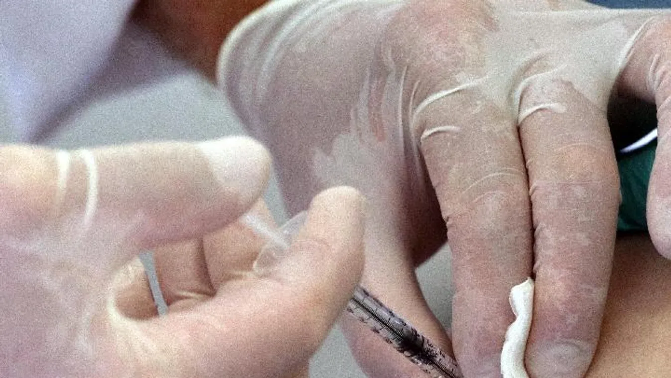 Az megrögzött oltásellenes férfi szilikonkarba akarta beadatni a vakcinát