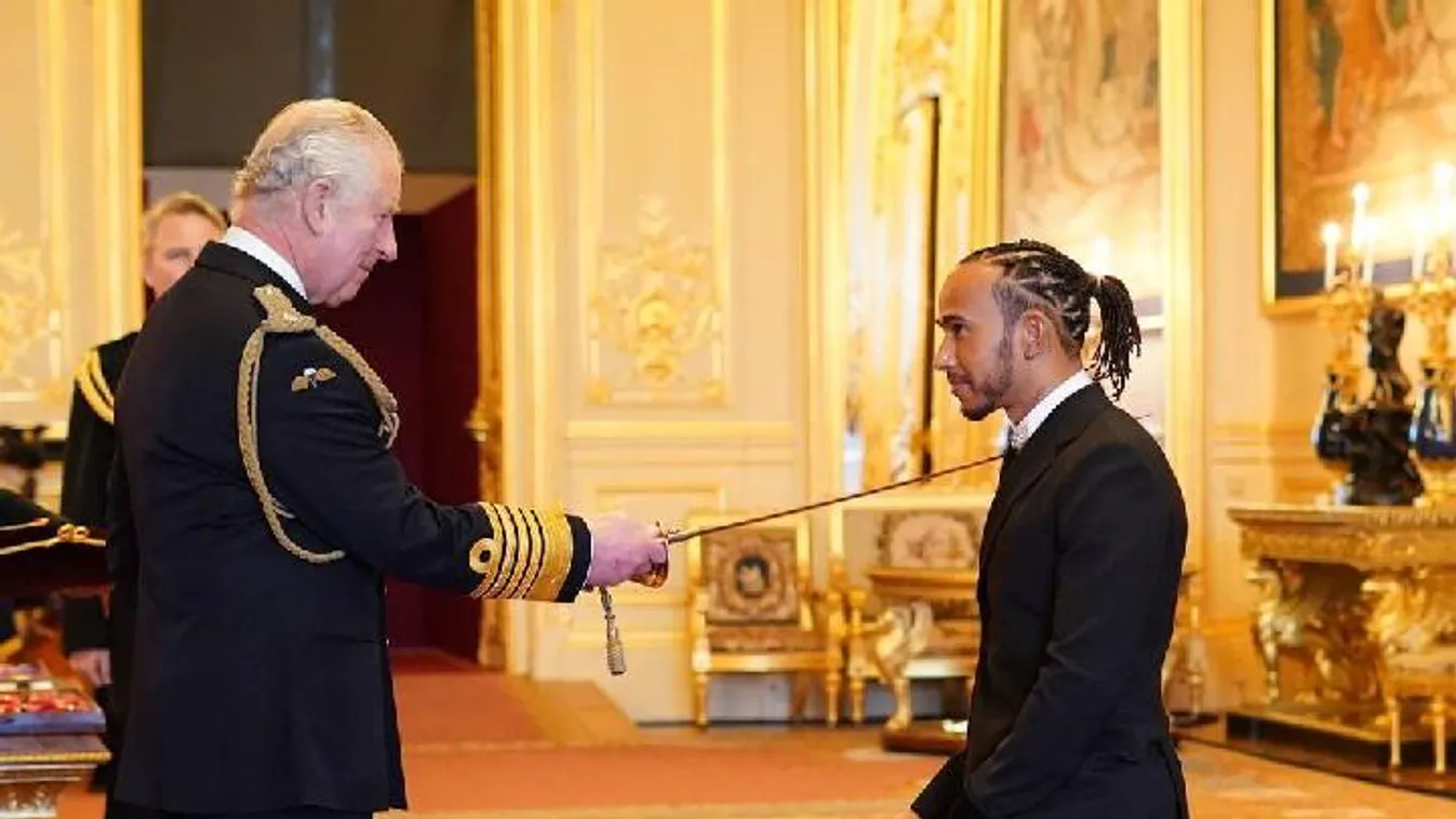 Lovaggá ütötték Lewis Hamiltont