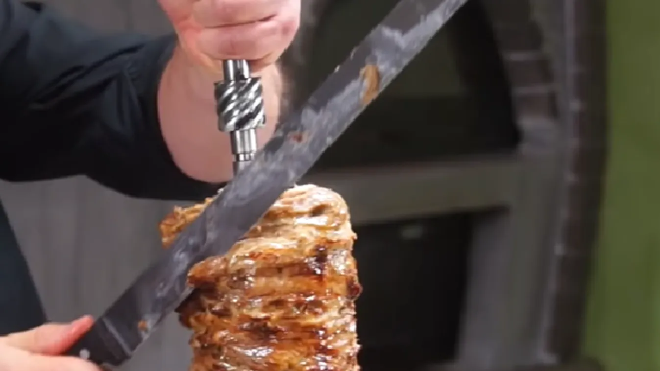 Beugrott a gyorsbüfé pultjába kiszolgálni, így menekült a rendőrök elől