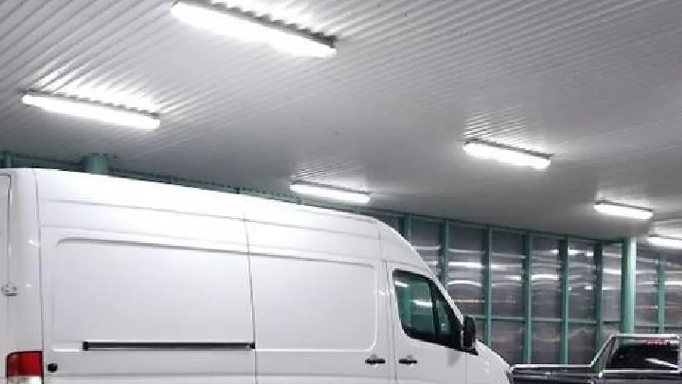 Horrorkaraván: a furgon alig fért rá a trélerre - Fotók