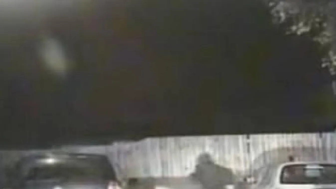 Gyorsan levetkőzött és beugrott a kádba, mégis elkapták