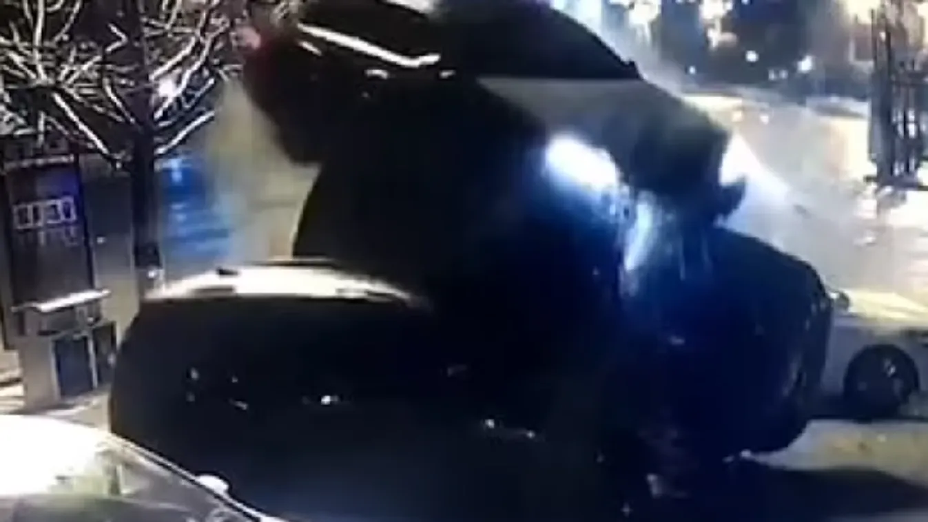 Szó szerint rárepült az üres parkolóhelyre a sofőr