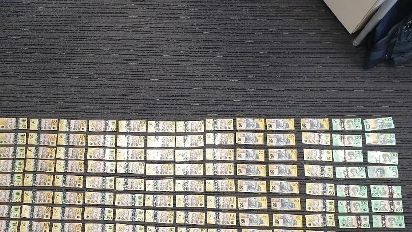 Pénzt ajánlott az orvos a lánynak, hogy szexeljen vele