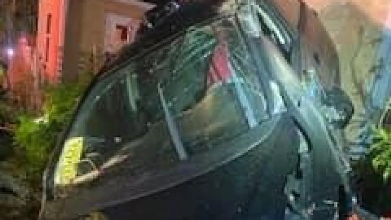 Lopott autóval kereste sajátját, amikor a vonat egy házfalnak repítette