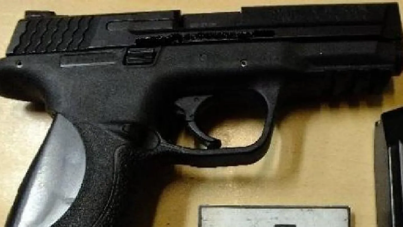 Fejbe lőtte magát a négyéves gyerek, miközben anyja mellette drogozott