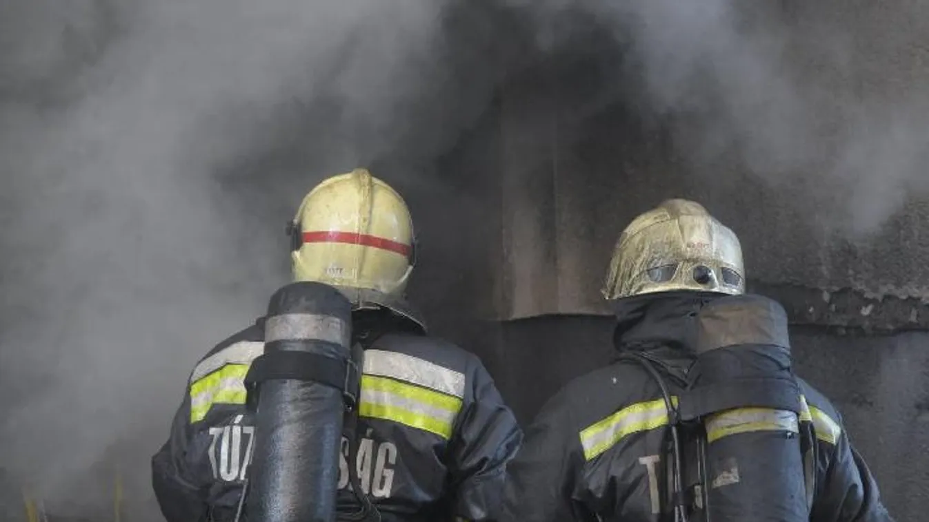 Kigyulladt egy üzemcsarnok Pécsen