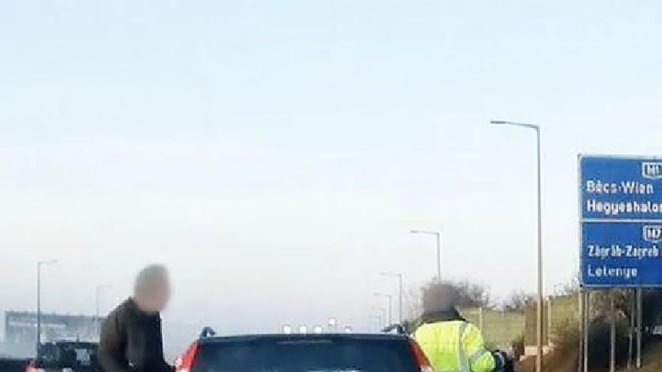 Felvették, ahogy autópályán szakad ki a kocsi kereke