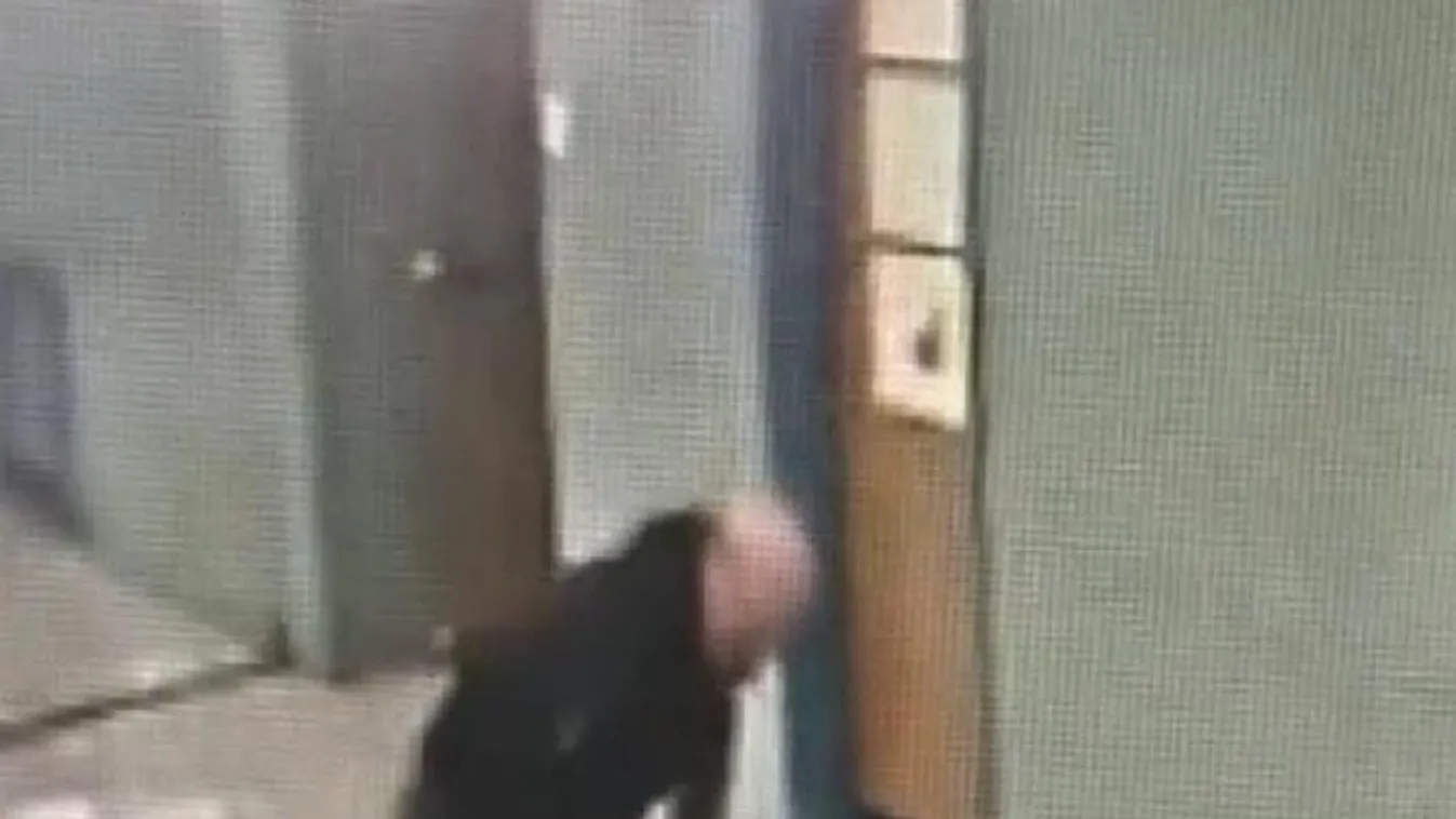 Felvették, ahogy falhoz, majd földhöz vágta diákját a kegyetlen tanár