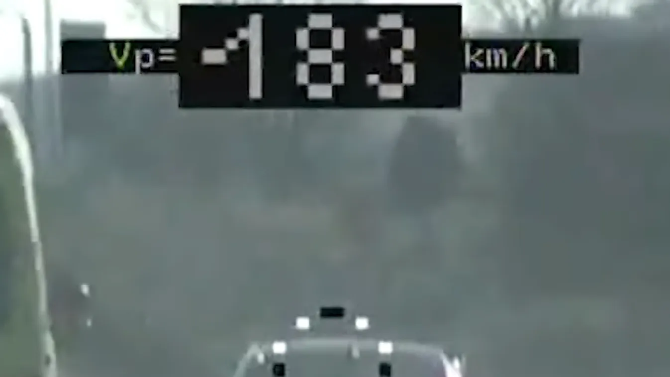 A rendőrök felvették, ahogy 183-mal, jobbról előzi a szirénázó mentőt