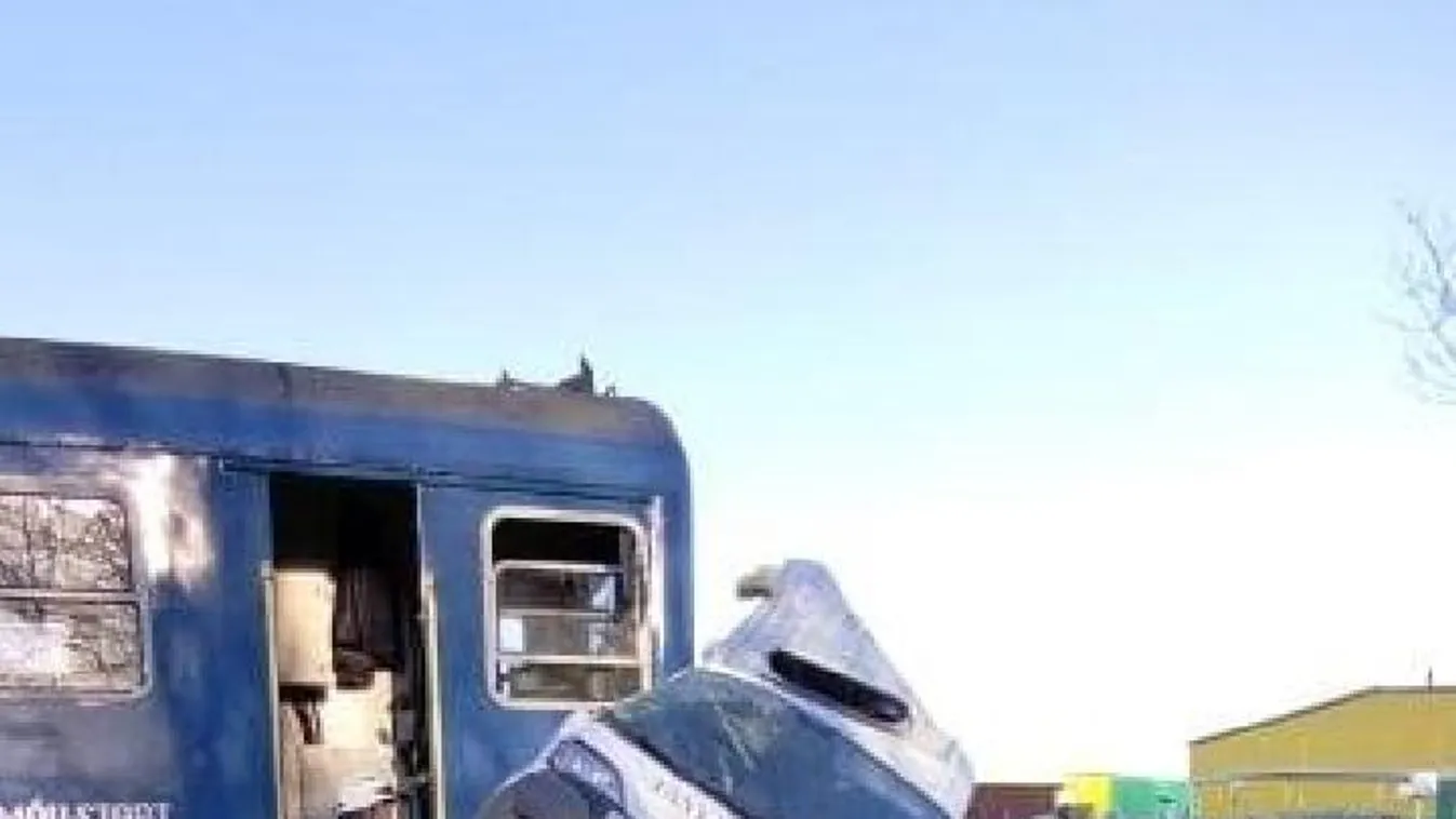 Kisteherautót tarolt le a vonat Táborfalva és Lajosmizse között