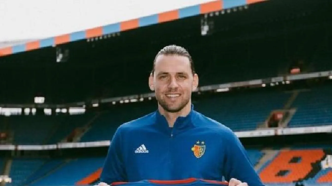 Szalai Ádám büszkén pózol új csapata mezével