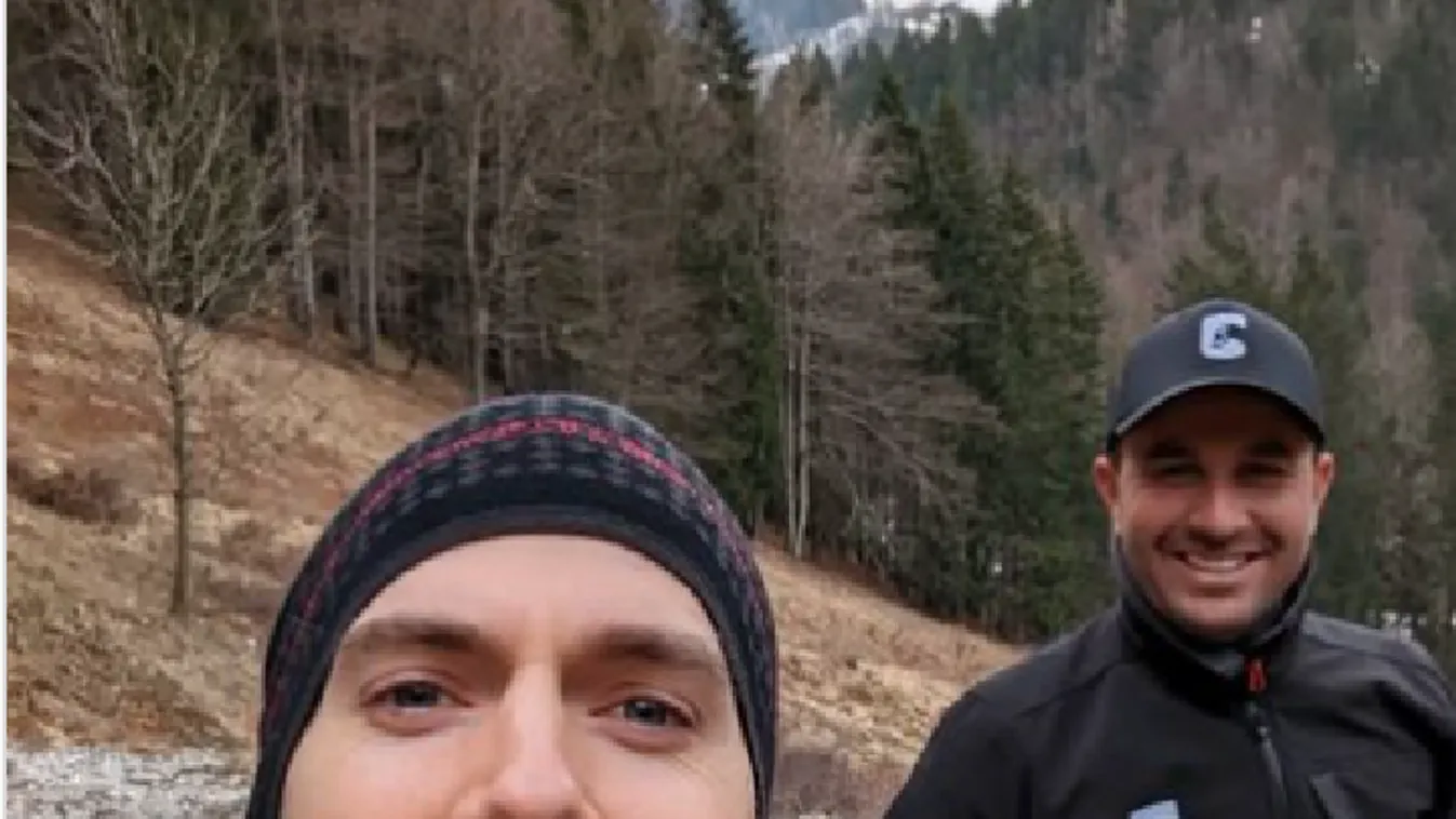 Henry Cavill magyar barátjával lovagolva készül a Vaják újabb évadára
