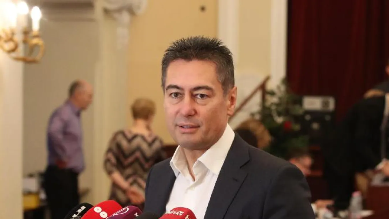 Úszómedencés, pálmafás villája van Horváth Csabának