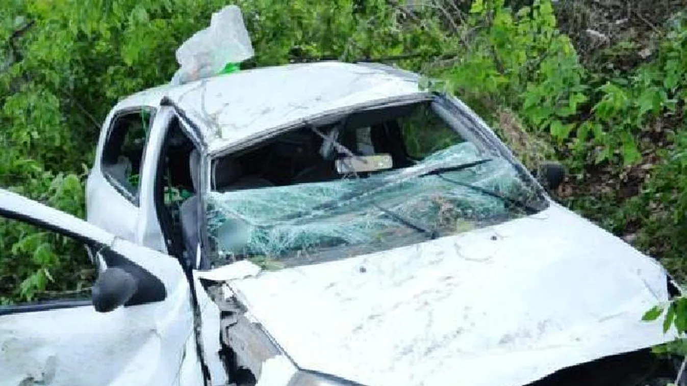 Beszorult az összetört autóba, de barátai simán a kocsiban hagyták és elmenekültek