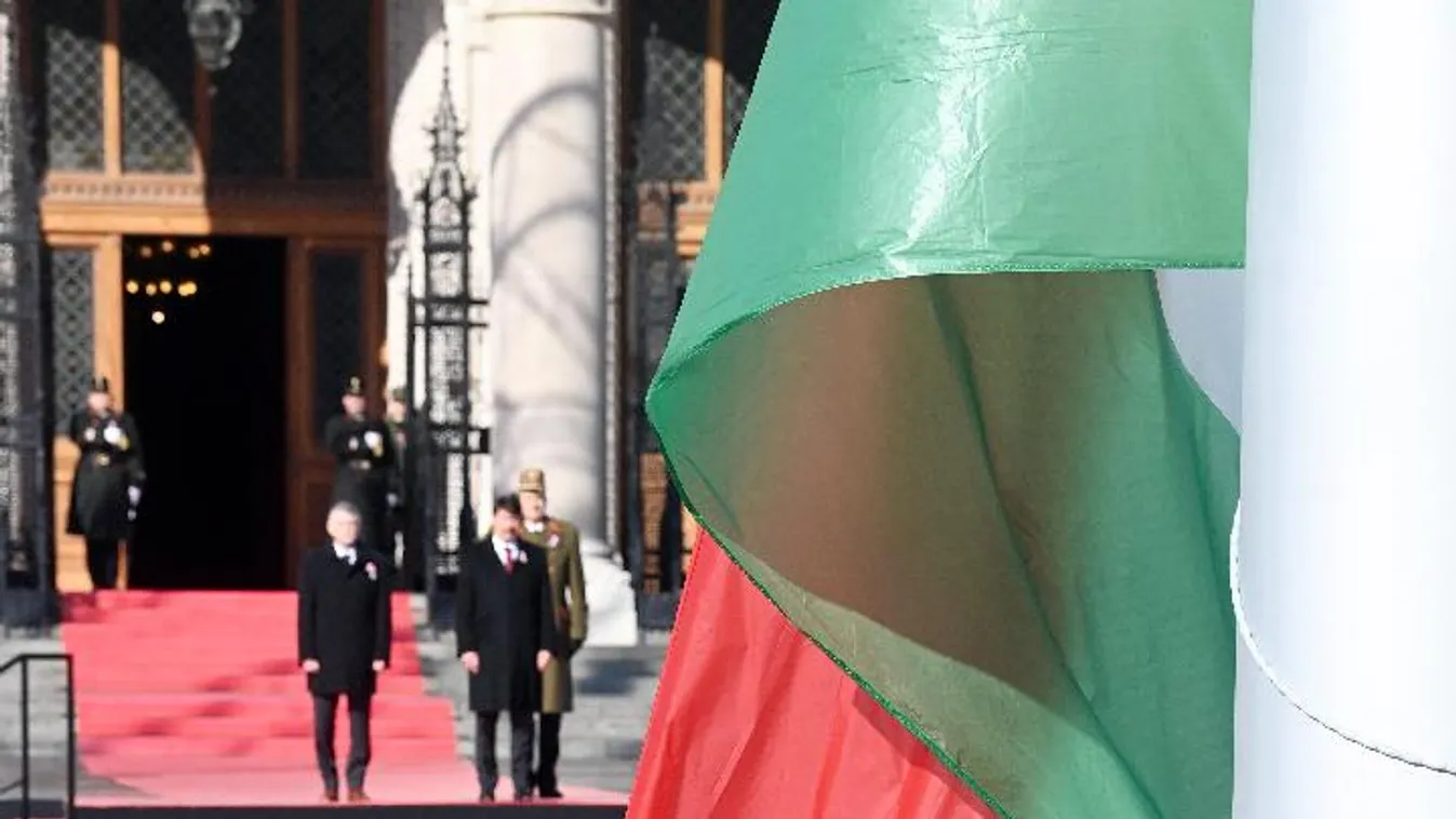 Felvonták a nemzeti lobogót az Országház előtt