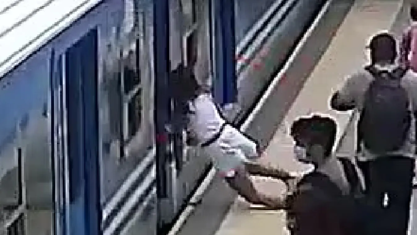 Sokkoló felvétel, mozgó vonat alá zuhant a nő