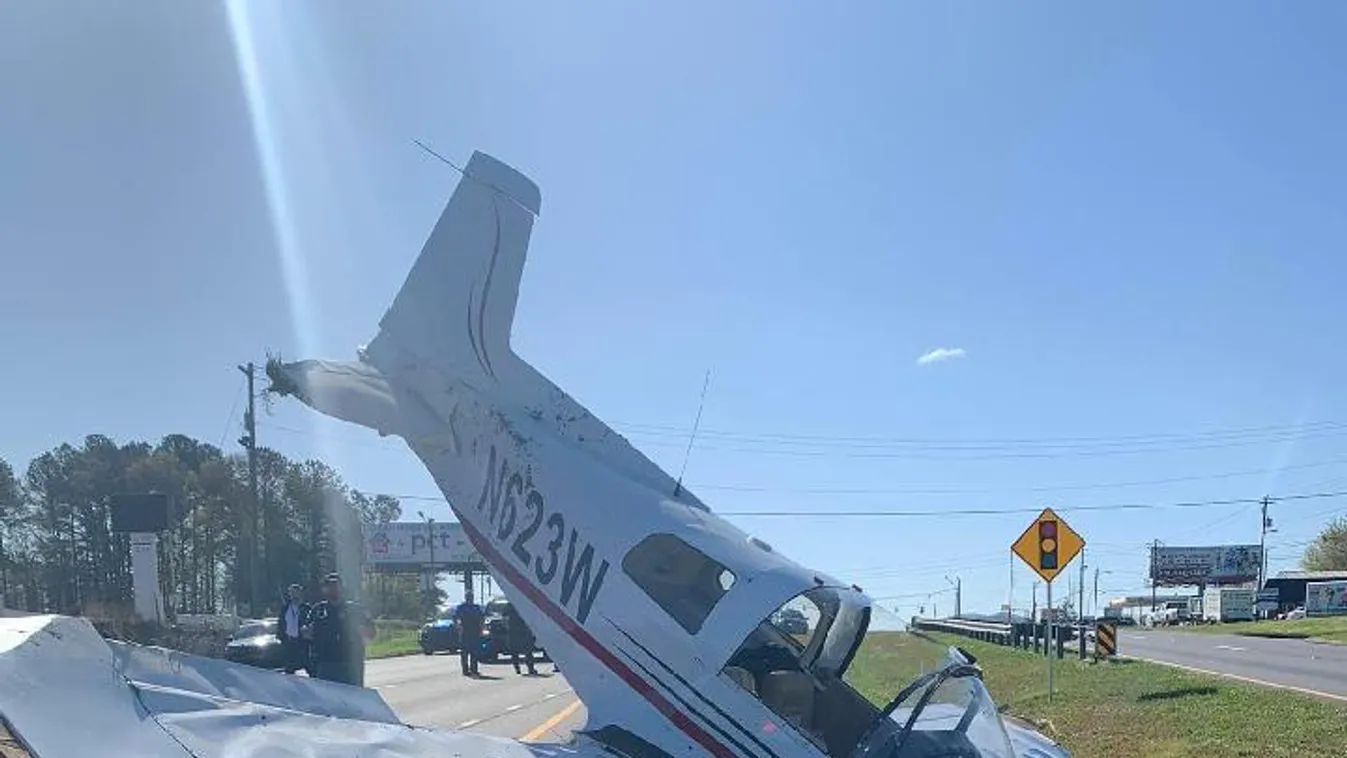 Autópályára zuhant egy kisgép, túlélte a pilóta - Fotó