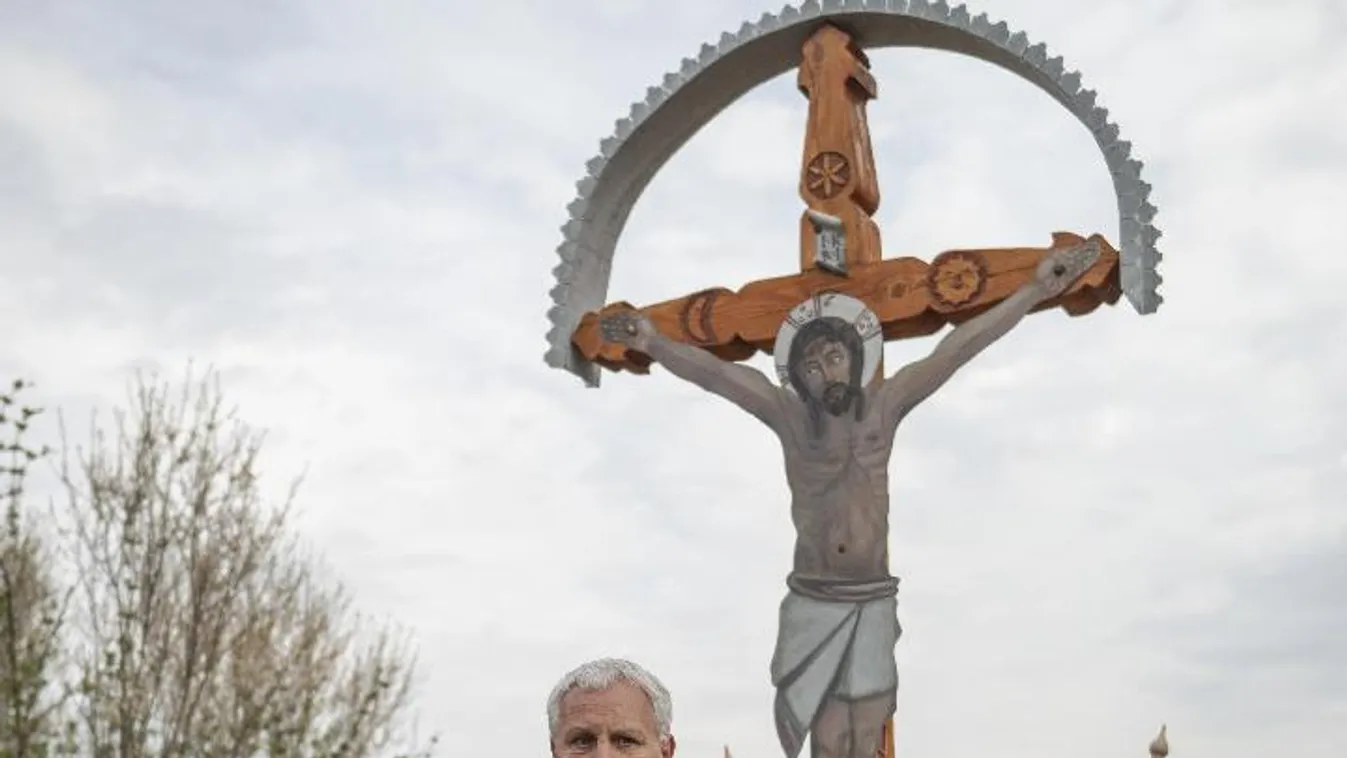 Út menti keresztet avatott Soltész Miklós Kállón