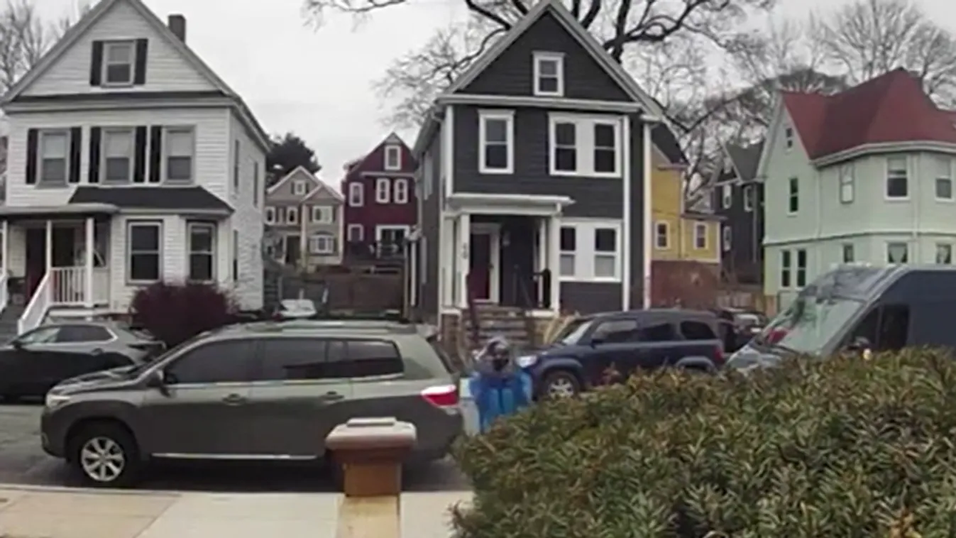 Vérlázító videó: kamera rögzítette egy csomagkézbesítő futár őrjöngését